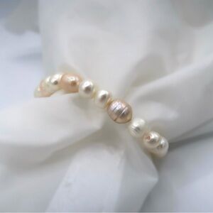 NATURAL PEARL BRACELET (CREAM)